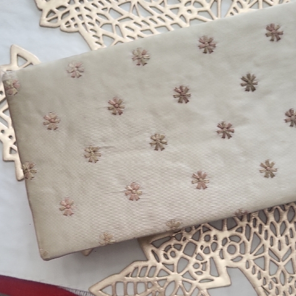 Vintage Embroidered Glove Box – Floral Threadwork – Satin or Silk Exterior - Picture 8 of 9